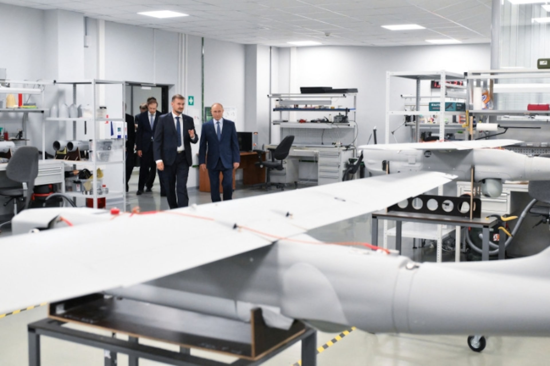 ロシアのウラジーミル・プーチン大統領がサンクトペテルブルクのドローン生産施設を視察