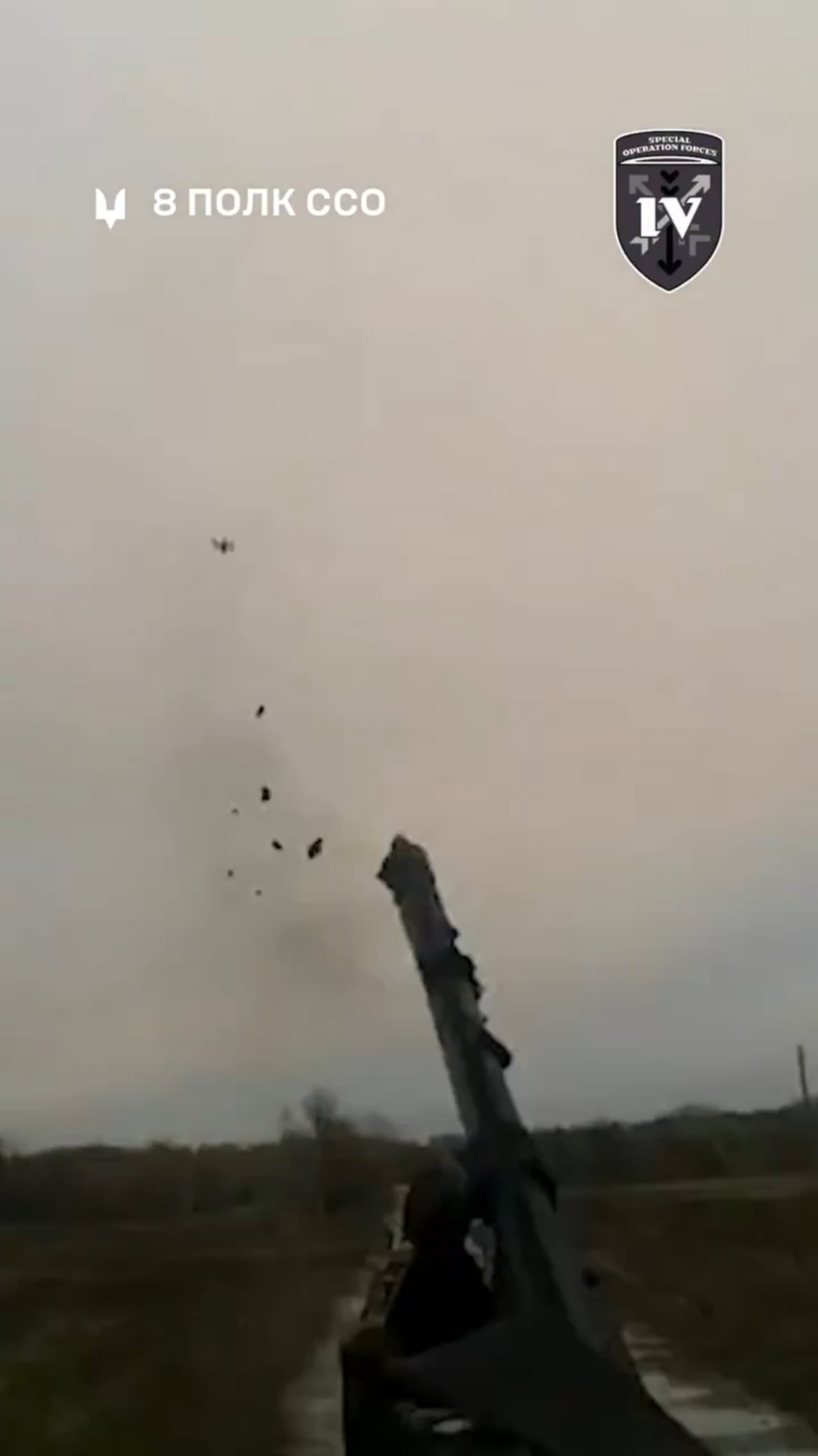 ウクライナの兵士は、完了した任務からの脱出中に、攻撃してきたロシアのFPVドローンを撃墜し、仲間の命を救った。 SOF第8連隊。場所は非公開。 2026 年 3 月 1 日公開