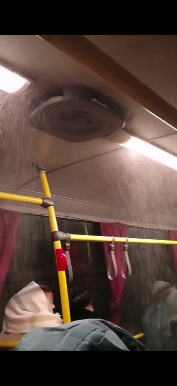 昨日は電車で、今日は長距離バスで雪が降りました…。