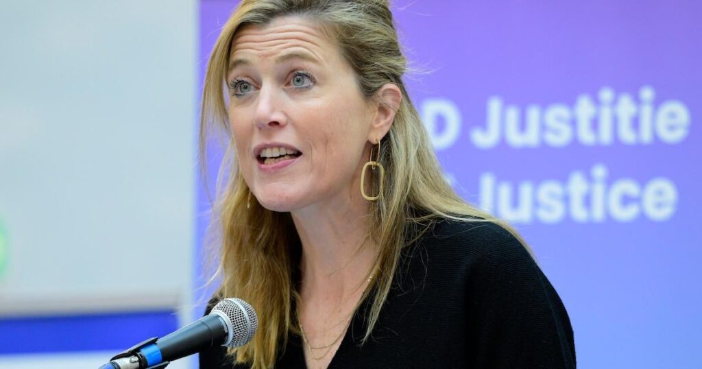 ヴァーリンデン大臣は失敗した数百万ドル規模のi-Policeプロジェクトを支援する会社の弁護士として働いていた