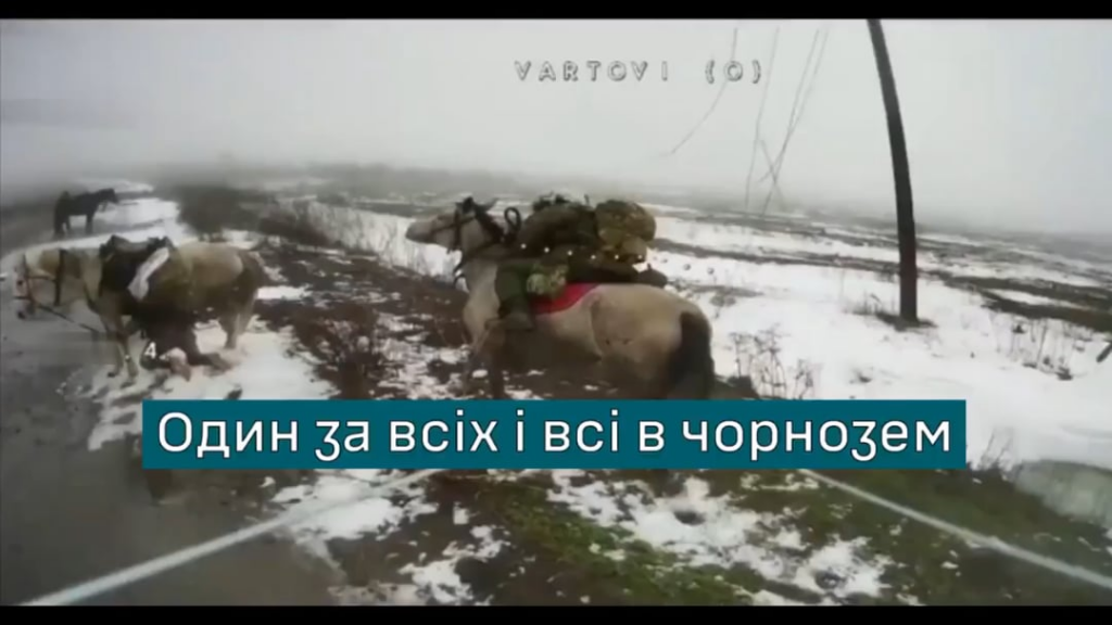 ウクライナのドローン操縦者、ロシア騎兵を排除する前に馬の安全を確認