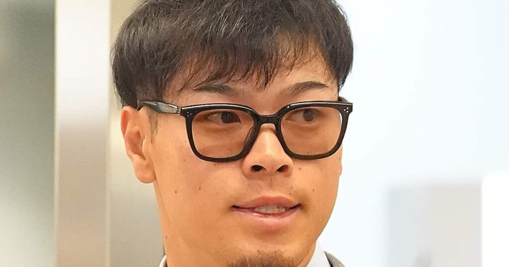 阪神・佐藤輝明が沖縄入り　金を基調とした球団ネクタイを着用 - サンスポ