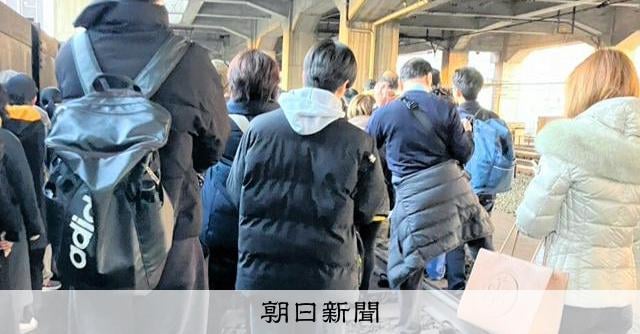 「ハサミ振り回している」埼京線で110番、けが人なし 少年を逮捕
