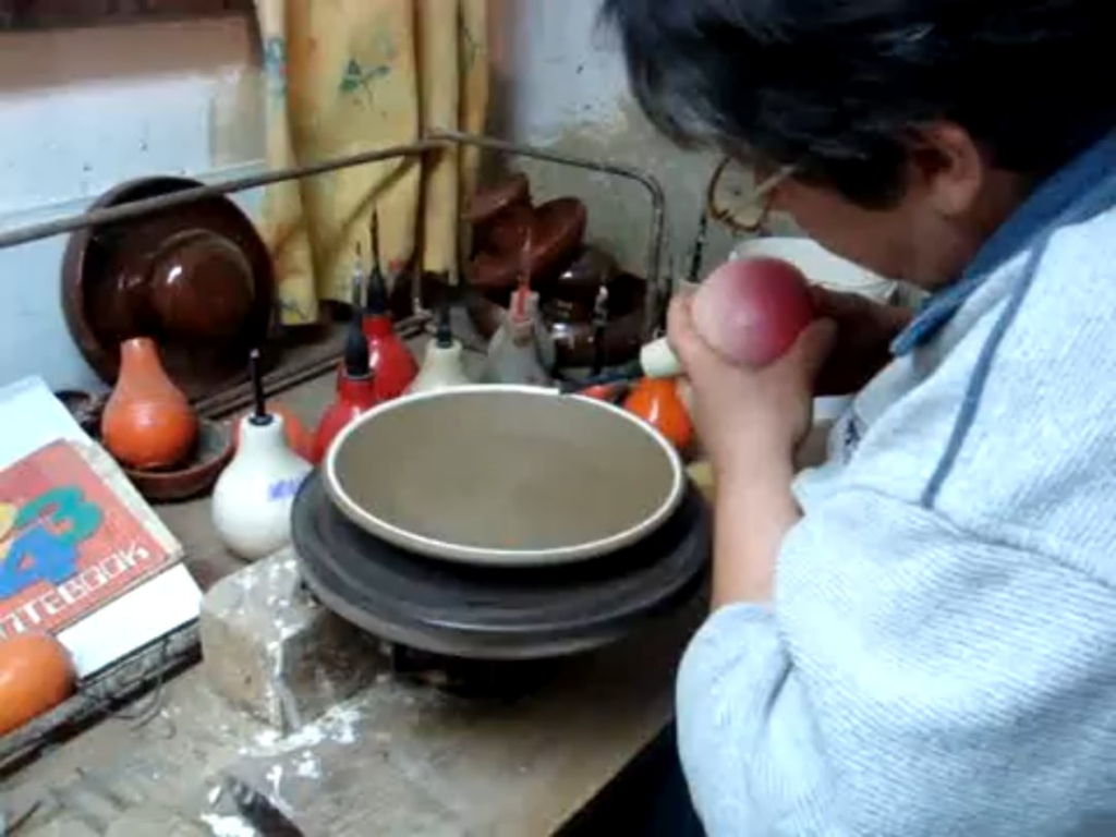 素敵な伝統的な皿に絵を描く方法