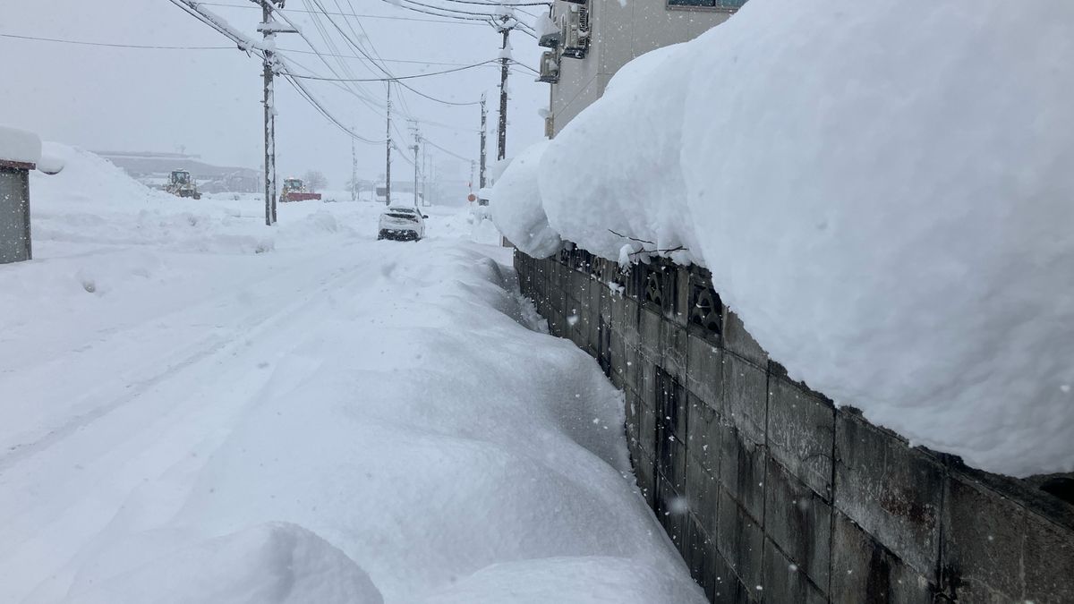 秋田県の内陸部で大雪　強風で列車の運行に影響　冬型の気圧配置続く　