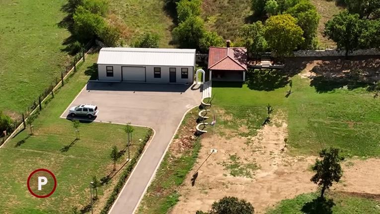 州監察官：トンプソンは2つの違法建造物を取り壊さなければならない