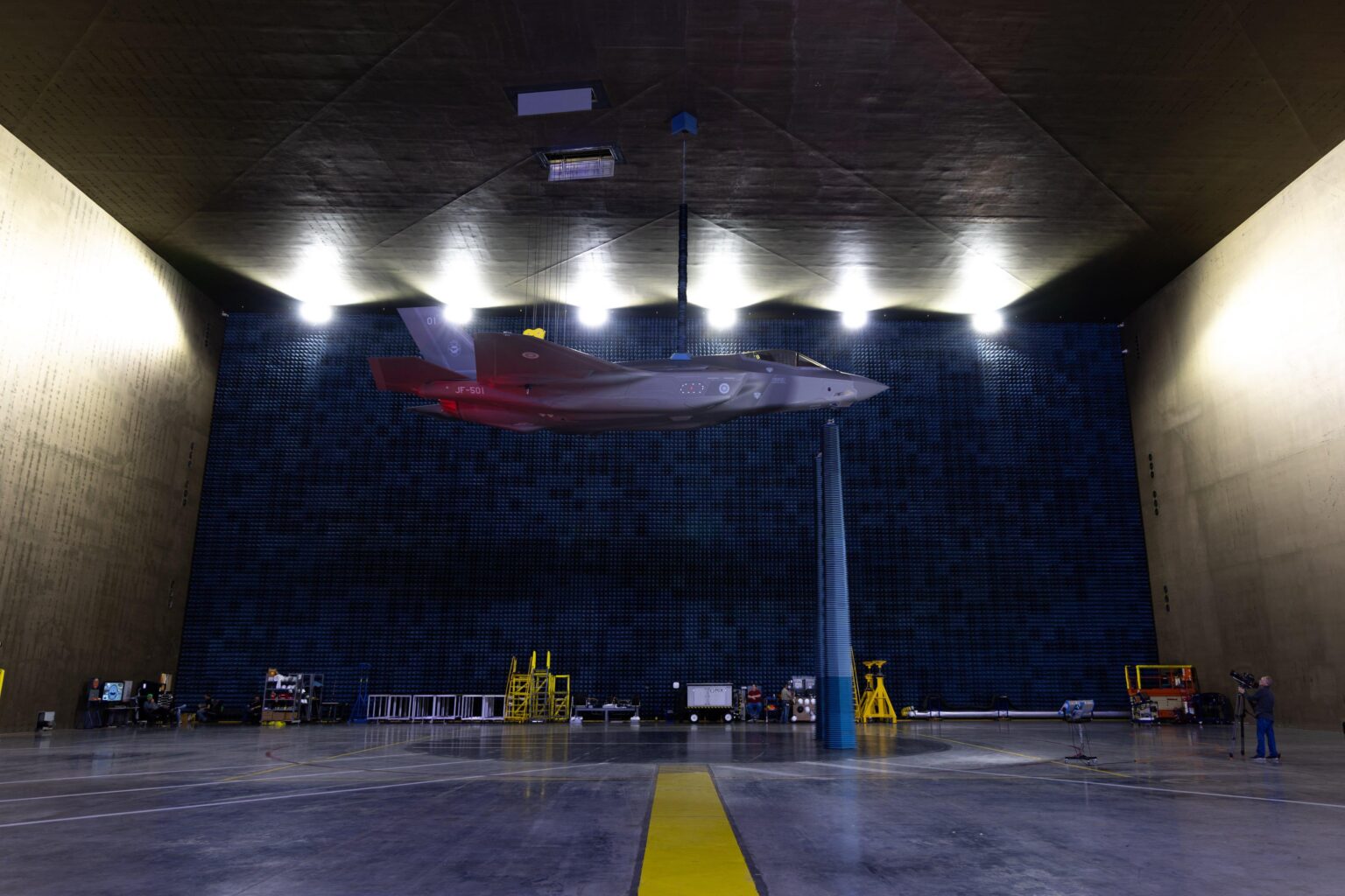 フィンランド初のF-35A(MF-01)は、初飛行と納入に先立って受け入れ試験施設(ATF)で観測性の低さを検証した。