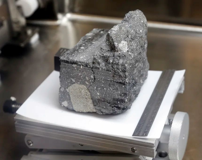 アポロ15号によって採取された、32億年前のレゴリス角礫岩/Michael Wyke/AP