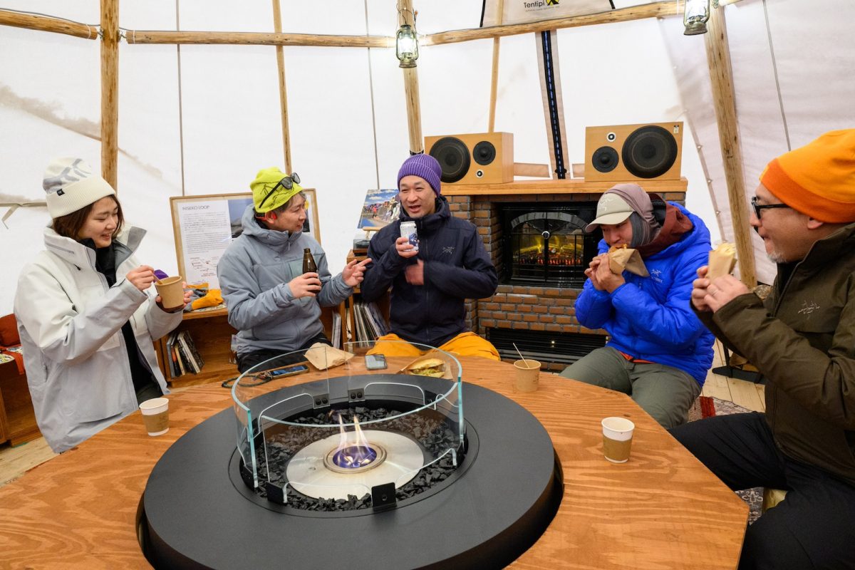 「ARC’TERYX NISEKO HUT」内の「MOUNTAIN LOUNGE」では暖炉の火を囲いながら、仲間とリラックスした時を過ごせる。