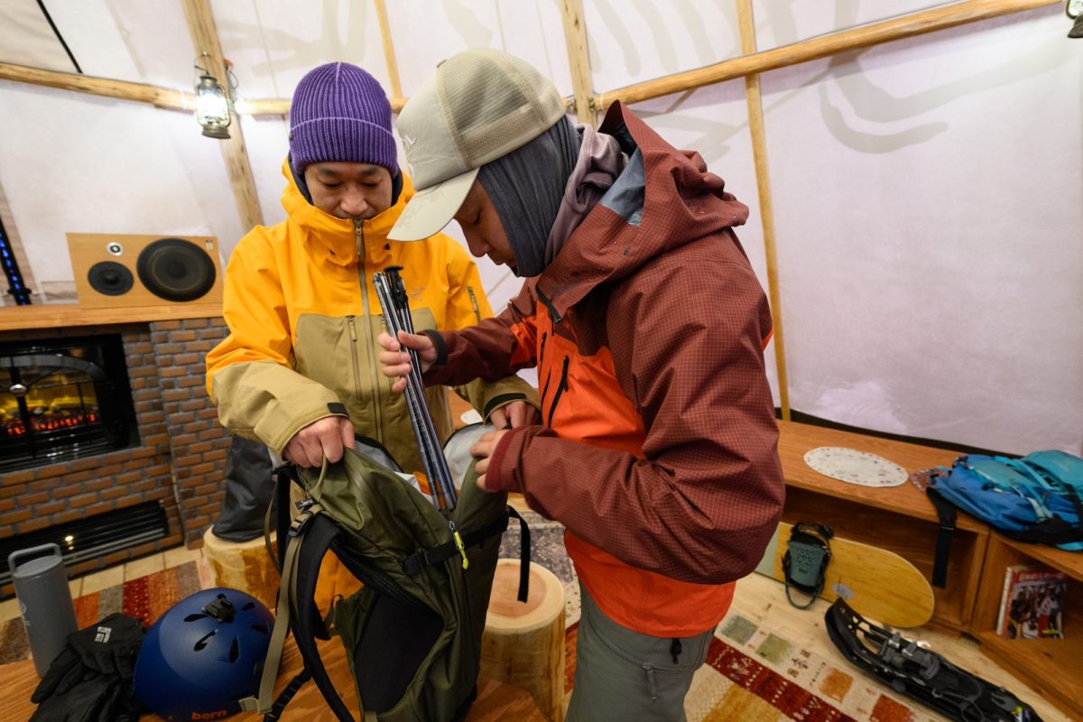 ガイドの照井大地さん（写真右）が、参加者の装備のチェックからパッキングのコツ、ギアの使い方まで丁寧に教えてくれる。