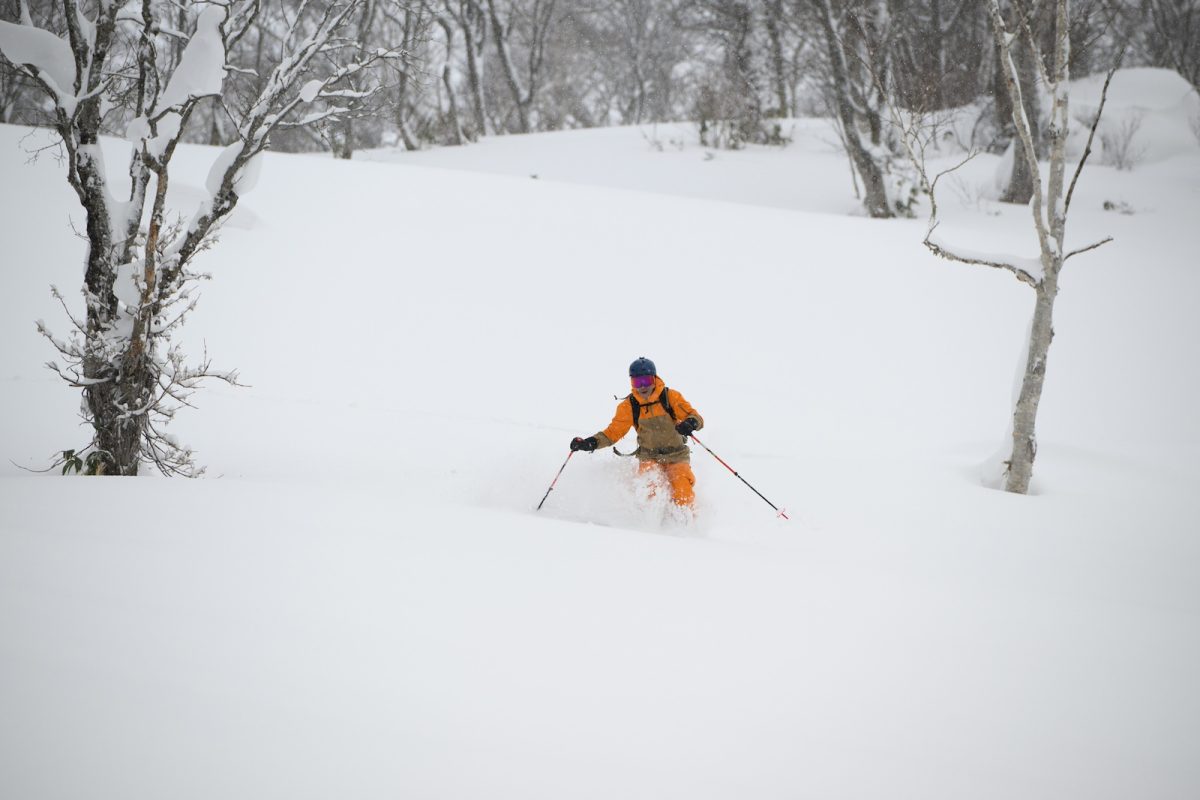 滑っている間、意識は次のターンと雪の質感にだけ向けられ、余計な思考が消えていく。