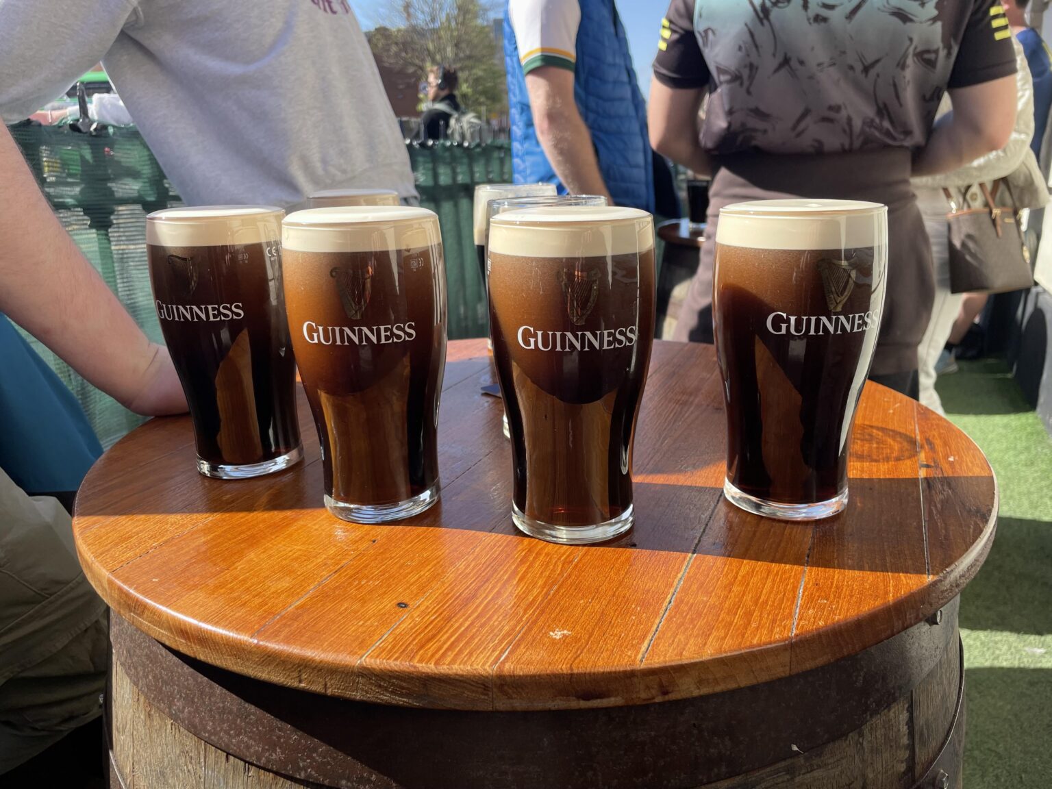 夏に撮った写真…太陽の下でクリーミーなパイントを取り戻しましょう！