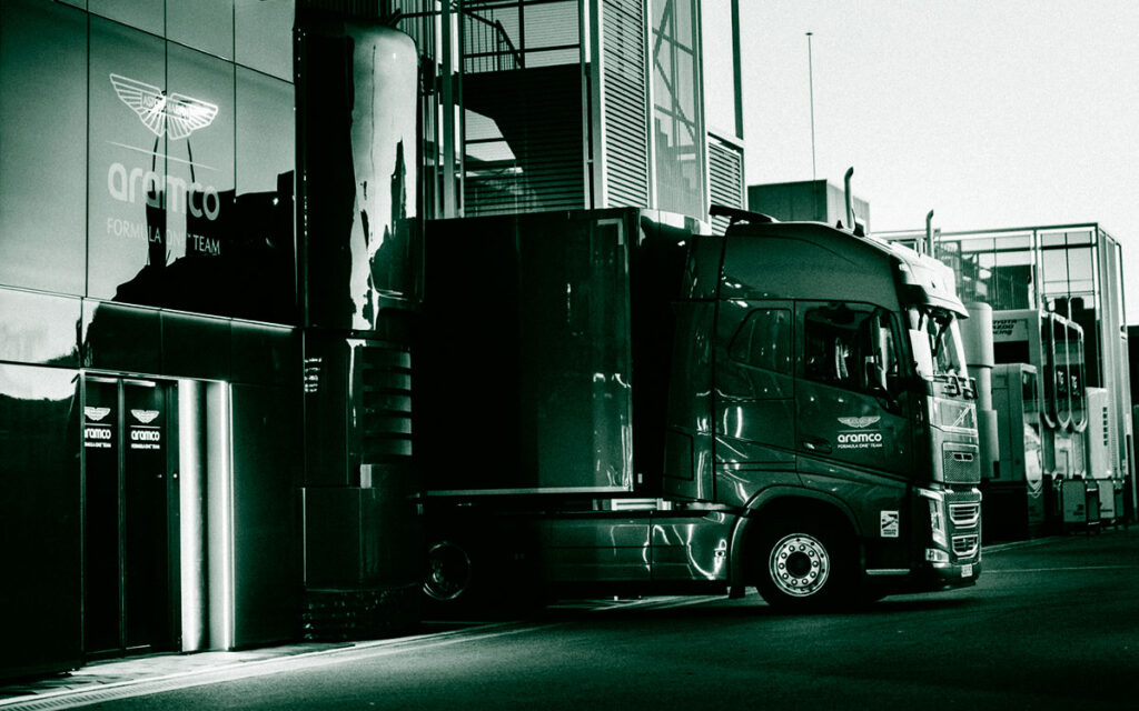 アストン・ホンダ「AMR26」がスペイン上陸、F1テスト4日目出走へ「準備は万全」 | Formula1-Data / F1情報・ニュース速報解説 アストンマーティン・ホンダの2026年型F1マシン「AMR26」を輸送していると見られるトラックがカタロニア・サーキットのパドックに到着する様子、2026年1月28日