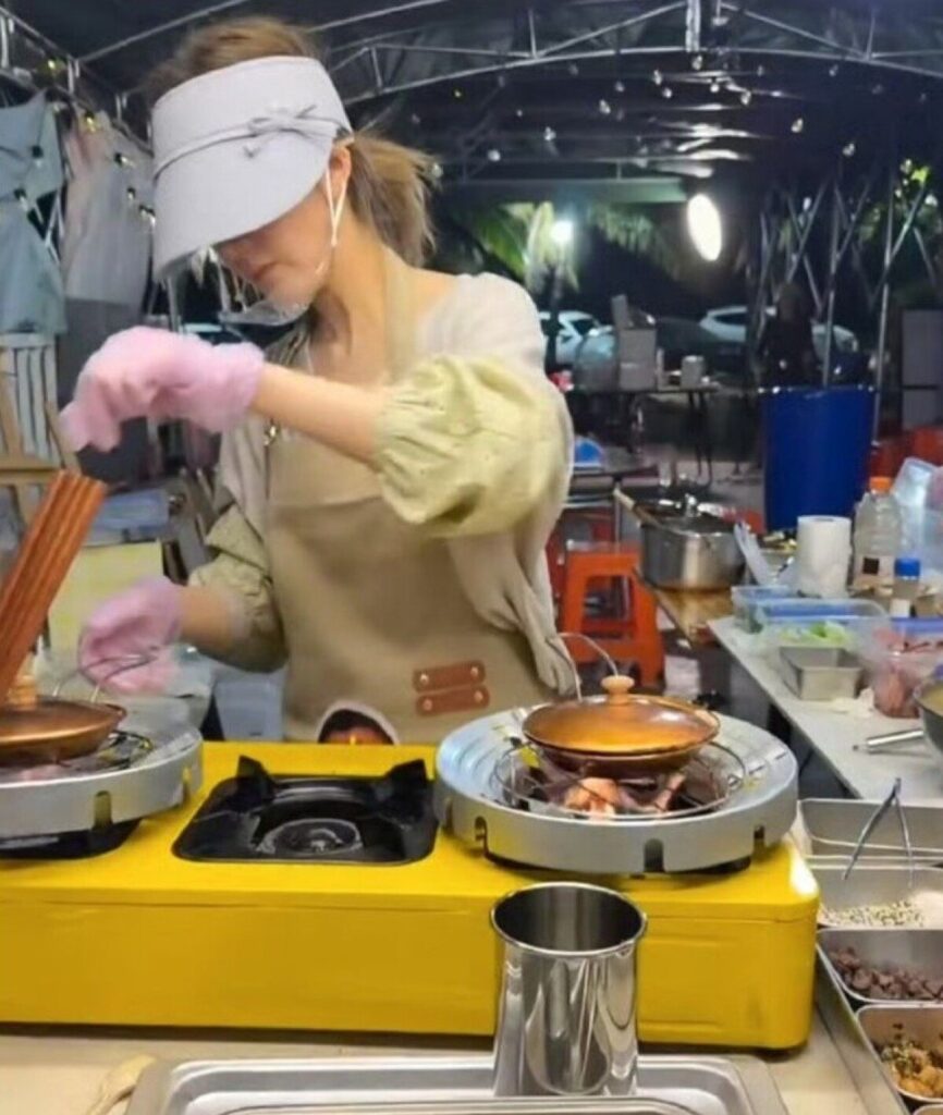 チャオ・ルースーが夜市で屋台デビュー？スナックを販売する姿が話題に