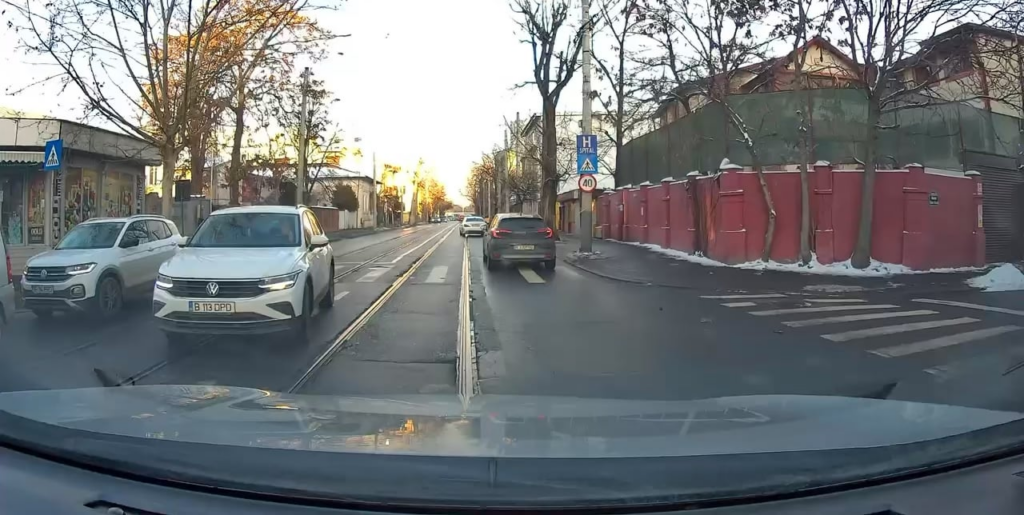 ベビーカーの母親が踏切でぶつかりそうになった、通報に対するMAIの回答は「無効な通報」