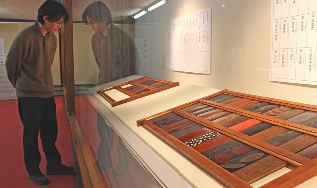 多彩な「変り塗」一堂　香川県漆芸研究所　３月１日まで　見本手板や工程紹介 | ニュース | COOL KAGAWA