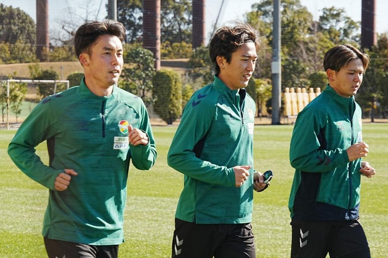 画像: ランニングする安井（左、写真：浅野凜太郎）