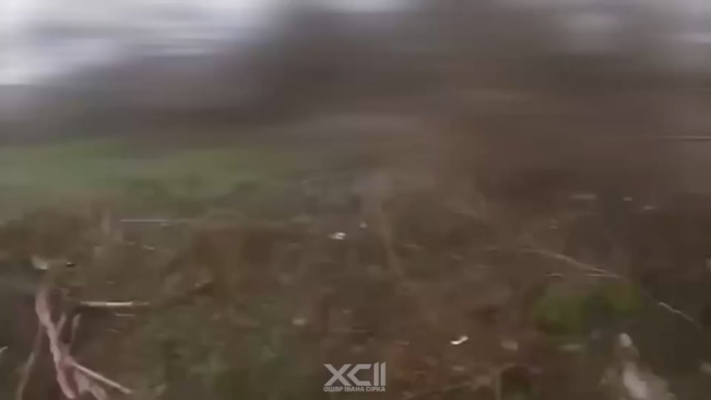 第92突撃旅団第5突撃大隊のウクライナ軍兵士がロシア軍兵士と接近戦を行い、短い銃撃戦の末にロシア軍兵士を捕らえた。テルヌベート方向。 2025 年 12 月。2026 年 2 月 1 日に公開
