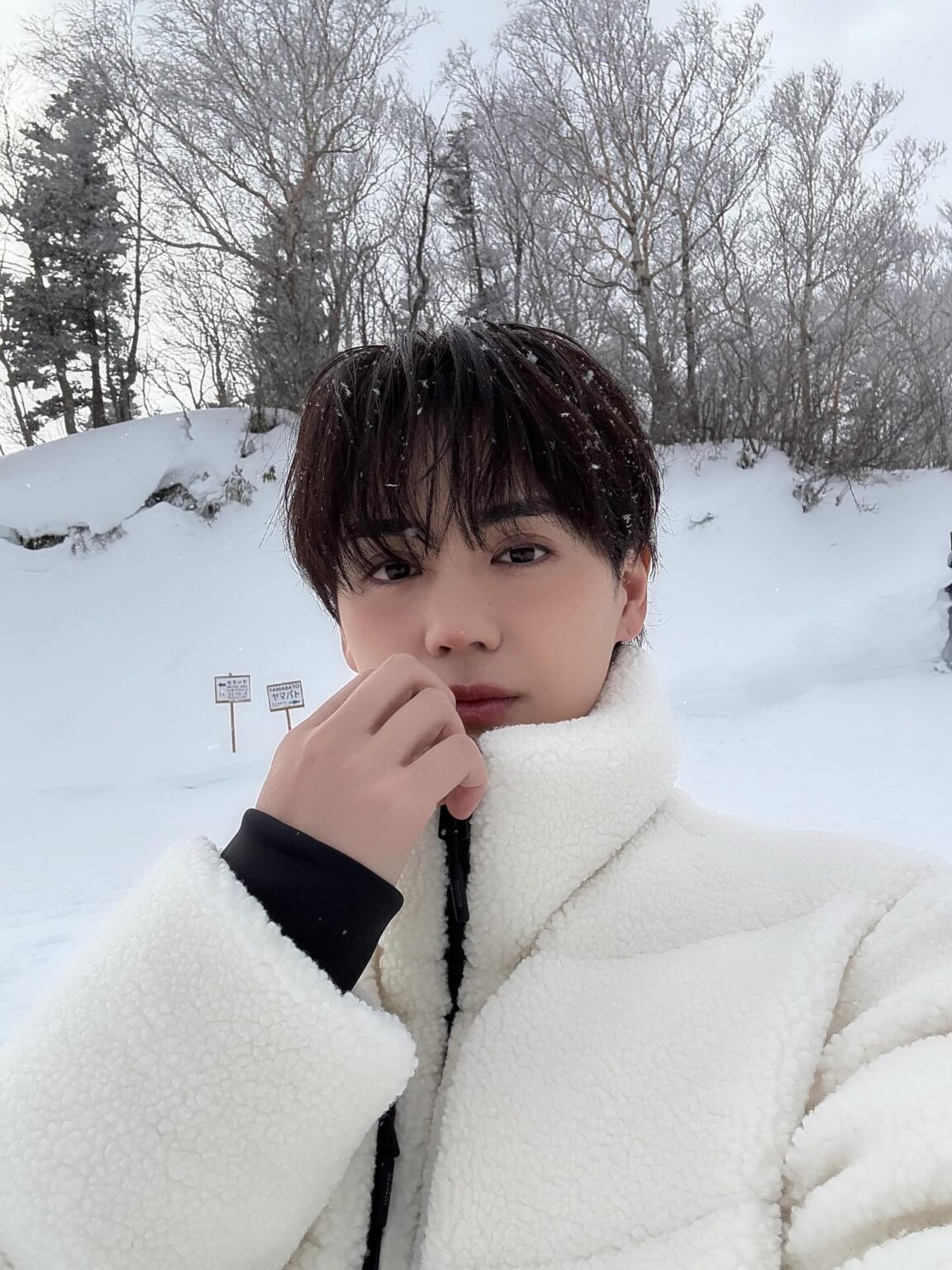 ”雪景色に溶け込む”吉野北人の冬ショットが話題 | 話題の投稿 | スポーツブル (スポブル)