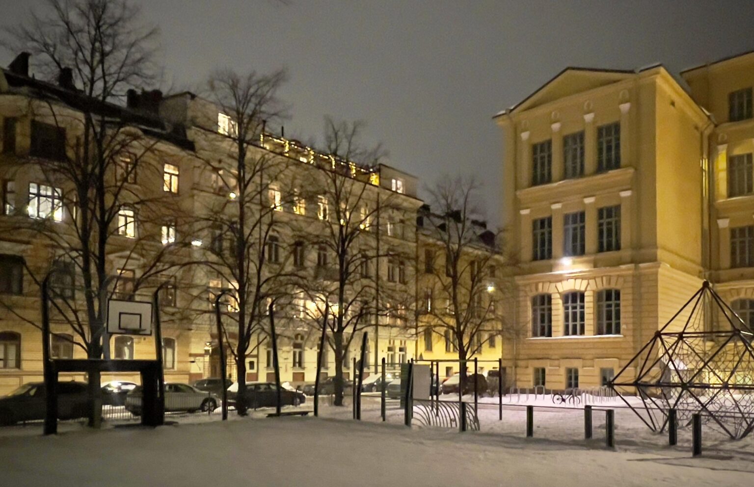 ヘルシンキのカールティンカウプンキからの眺め。右手に校舎。