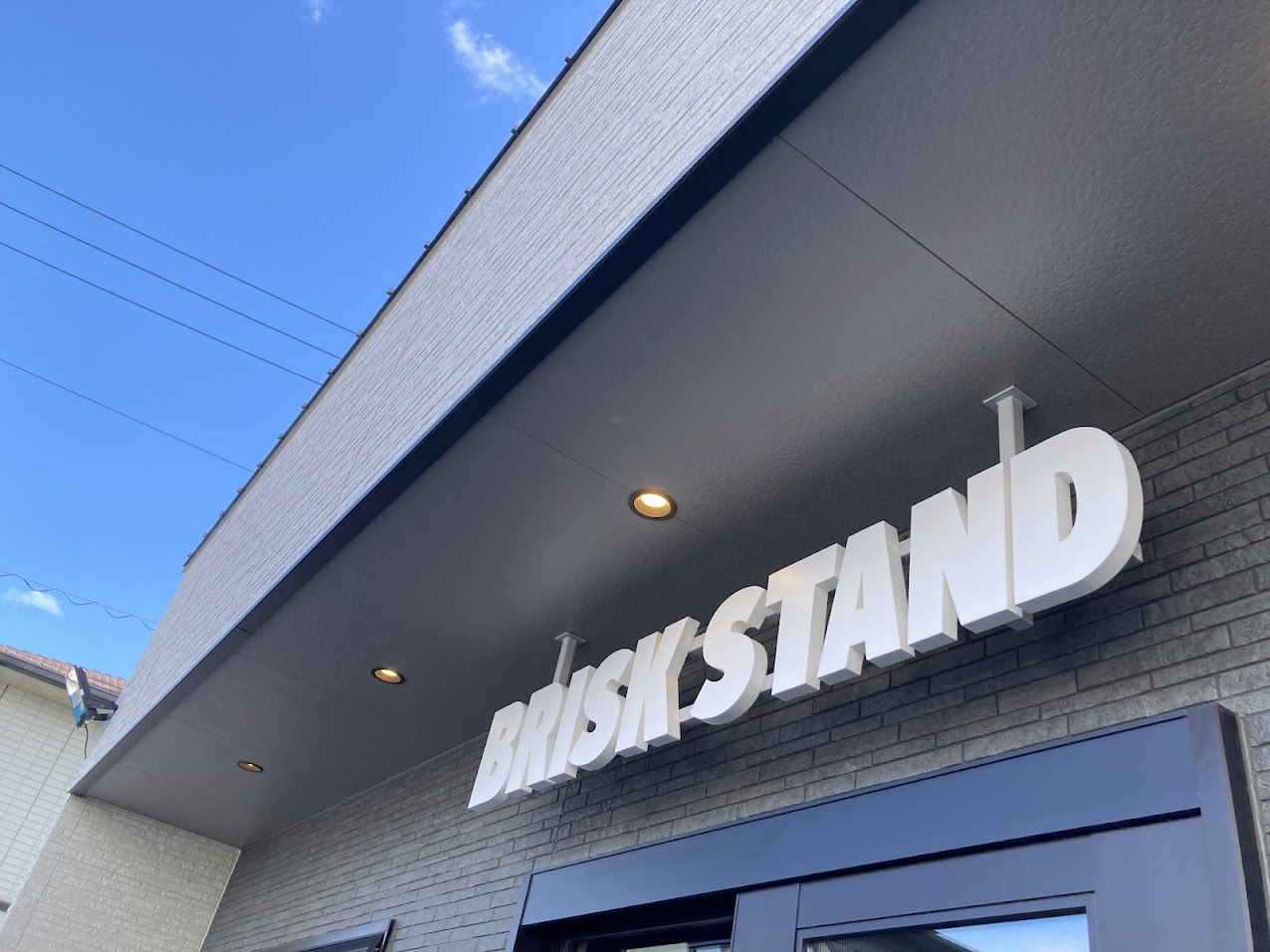 BRISKSTANDの外観見上げ