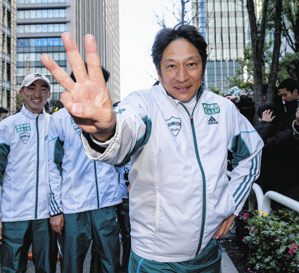 「あれは情報戦?」5区に黒田朝日抜てきの青学大・原晋監督、『エースは2区でしょ』発言の裏話明かす「この時点では…」【箱根駅伝】 – 中日新聞Web 3連覇を果たしポーズを決める青学大・原晋監督