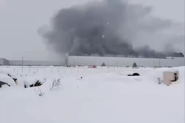 ロシアのカルーガ州にあるフォルクスワーゲンの旧工場で大規模な火災が発生した。国家がこの工場を盗み、プーチン大統領の幹部の一人に与えた後、現在では中国の奇瑞モデルを現地で組み立て、後にテネットのラベルで販売するために使用されている。