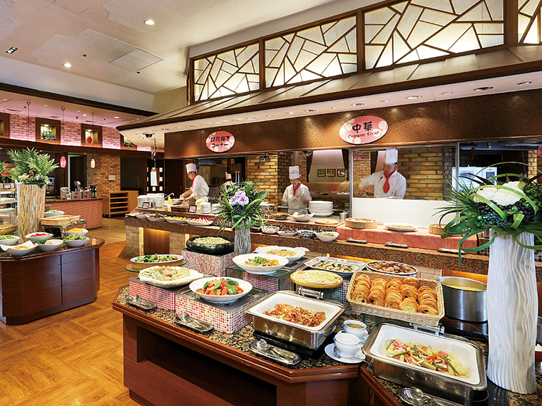 約30種の出来たて料理とデザートを楽しむランチバイキング