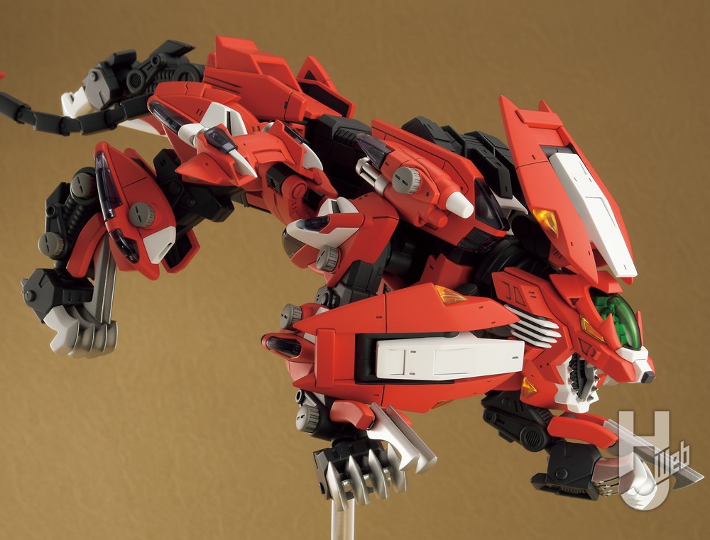 坂井晃製作「トリニティライガー」飛びかかる