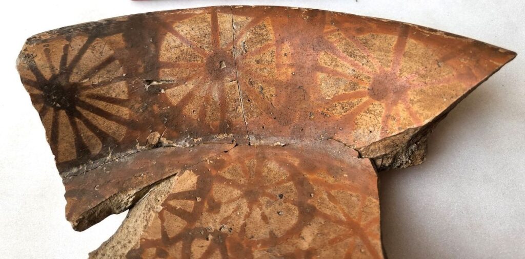 古代の陶器に描かれたデザイン、人類の数学的思考示す最古の証拠か - CNN.co.jp