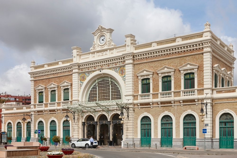 スペイン南東部で通勤列車がクレーンに衝突、軽傷者が報告 - - Gamereactor