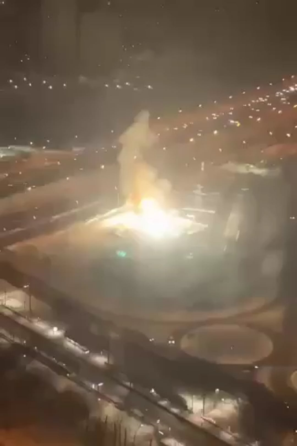 モスクワのトゥシノにある地元の変電所が原因不明の火災に見舞われた