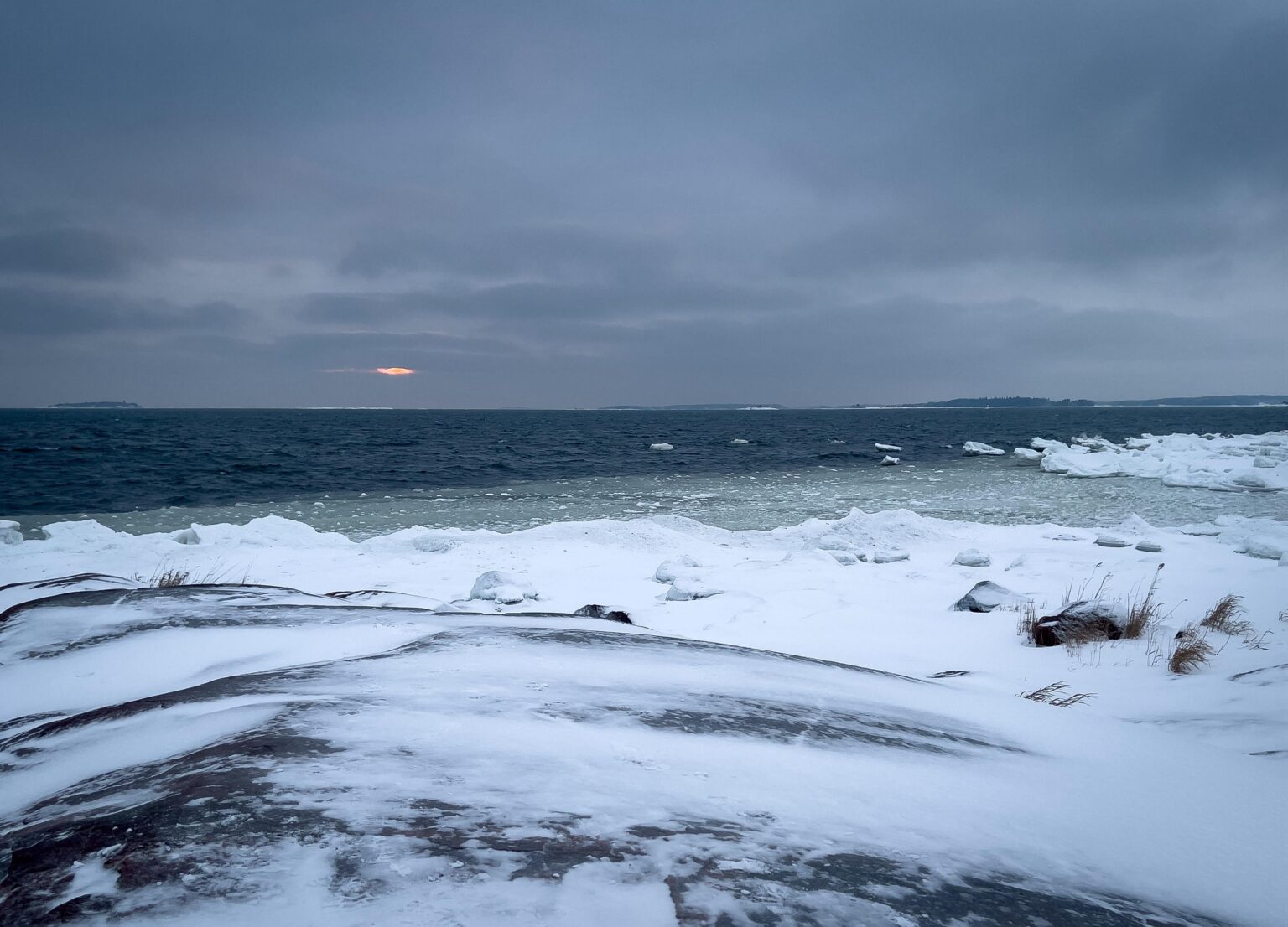 今日、ヘルシンキのラウッタサーリでは、ほんの少しだけ太陽光が見えました。