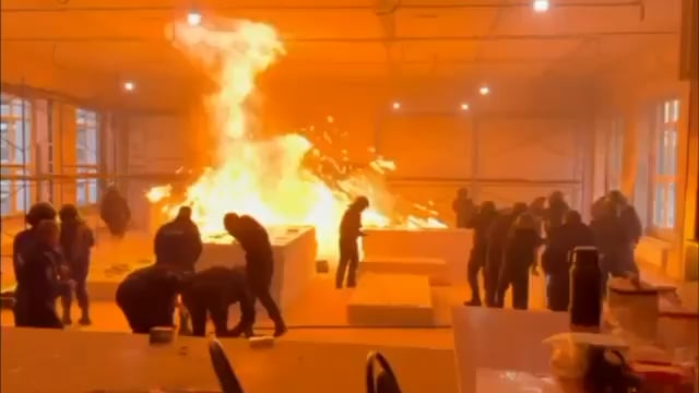 ロシア・スィクティフカルの内務省訓練センターで手榴弾が爆発し、警察官１人が死亡、他の人が負傷した。訓練センターは抗議活動参加者の鎮圧訓練を行っていた