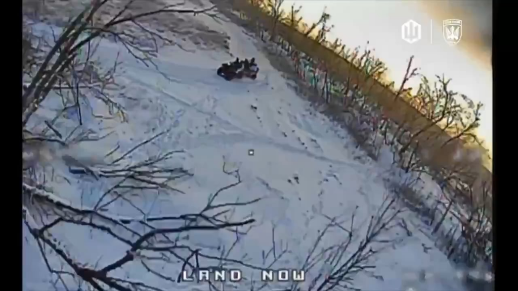 ウクライナのFPVドローンがロシア兵を乗せたトレーラーを攻撃