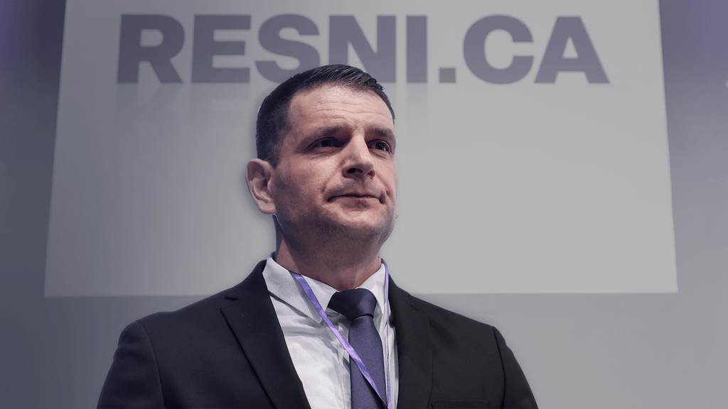 ステバノビッチは口を開けて折り畳む