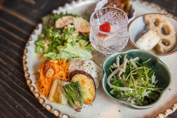 緑に囲まれた空間が非日常を誘う、山形「つち」で癒しのひと時を