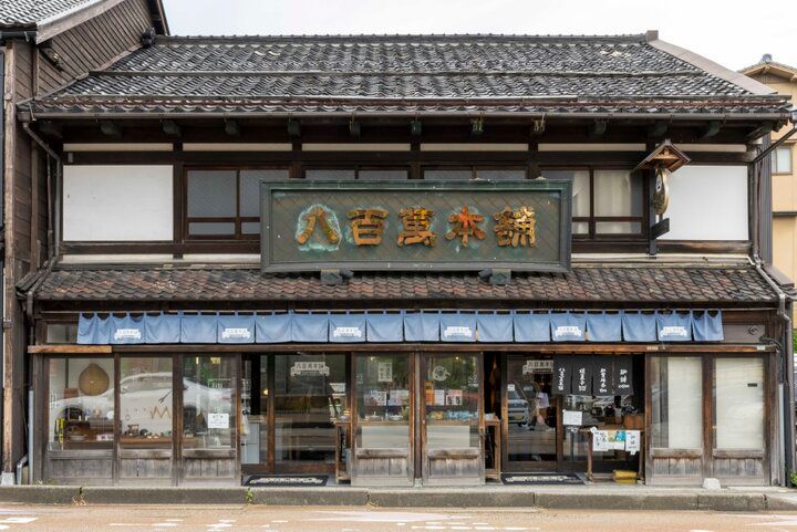 町家で九谷焼の絵付け体験も。金沢の「良いもの」が集まる八百萬本舗