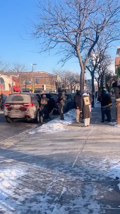 今日の殺人事件の新たな映像。殺害された男性は一度も銃に手を伸ばさず、ただ捜査員の様子を撮影し、地面に投げ出された女性を助けるだけだった。その後、ICEは彼を催涙ガスで地面に叩きつけ、射殺した。アメリカで起きていることは本当にクレイジーだ。