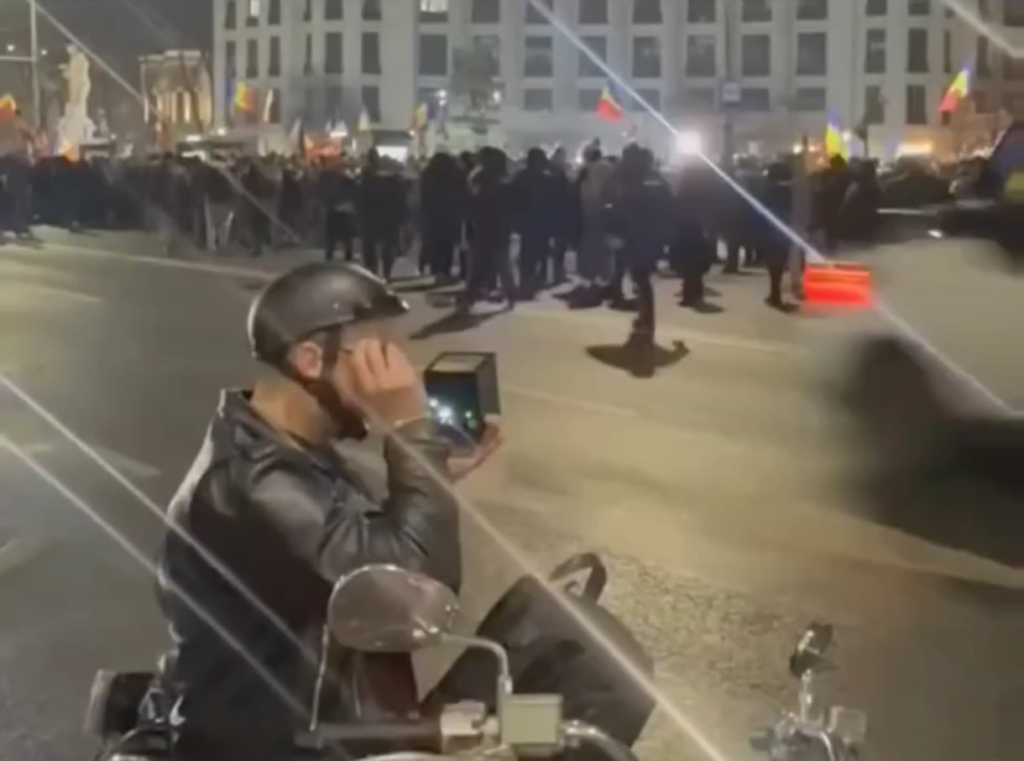 「モスクワ行進」のポスターを持ったおばあさんを覚えていますか？彼は戻ってきた