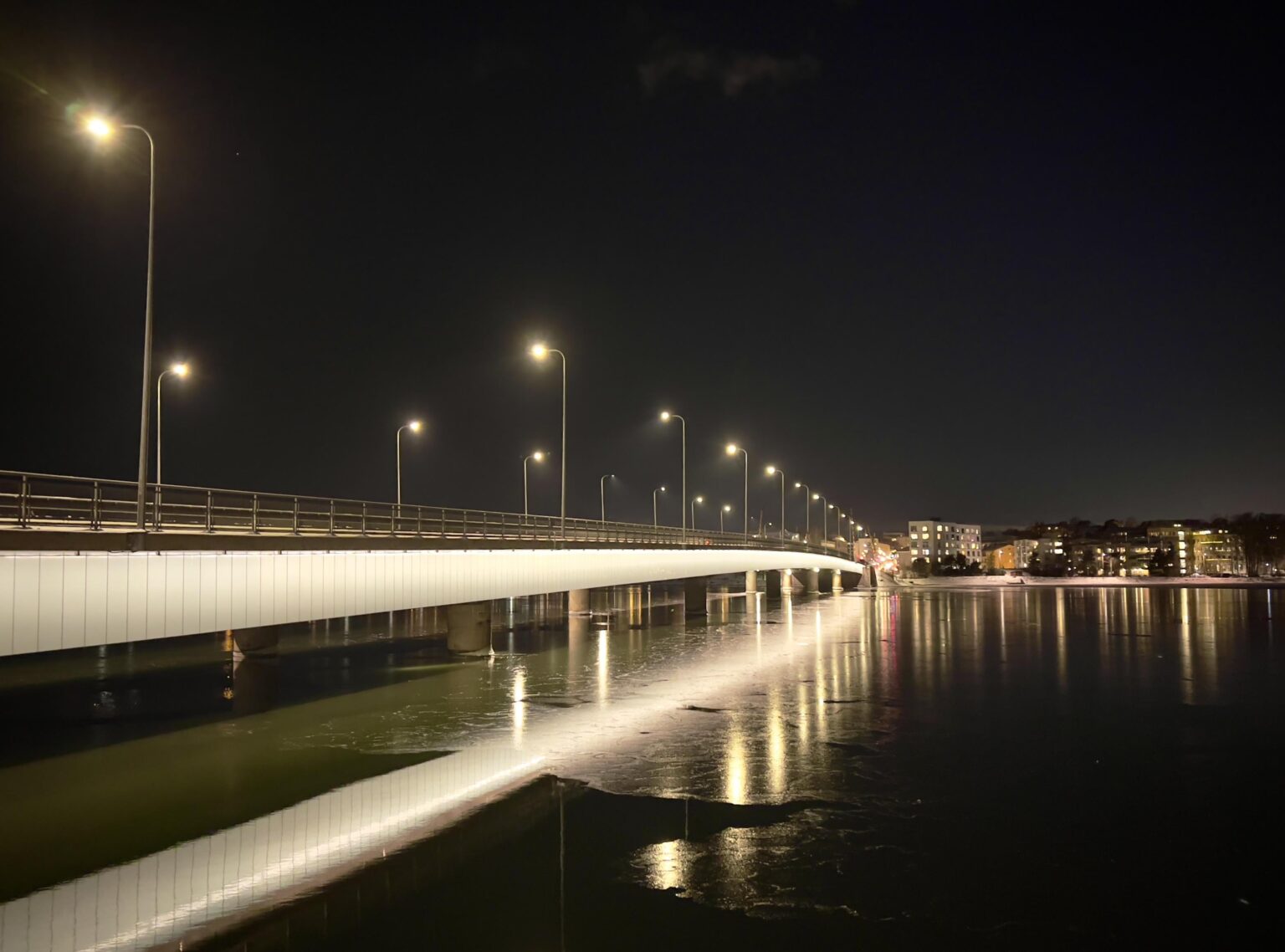 ヘルシンキのラウッタサーリへの橋