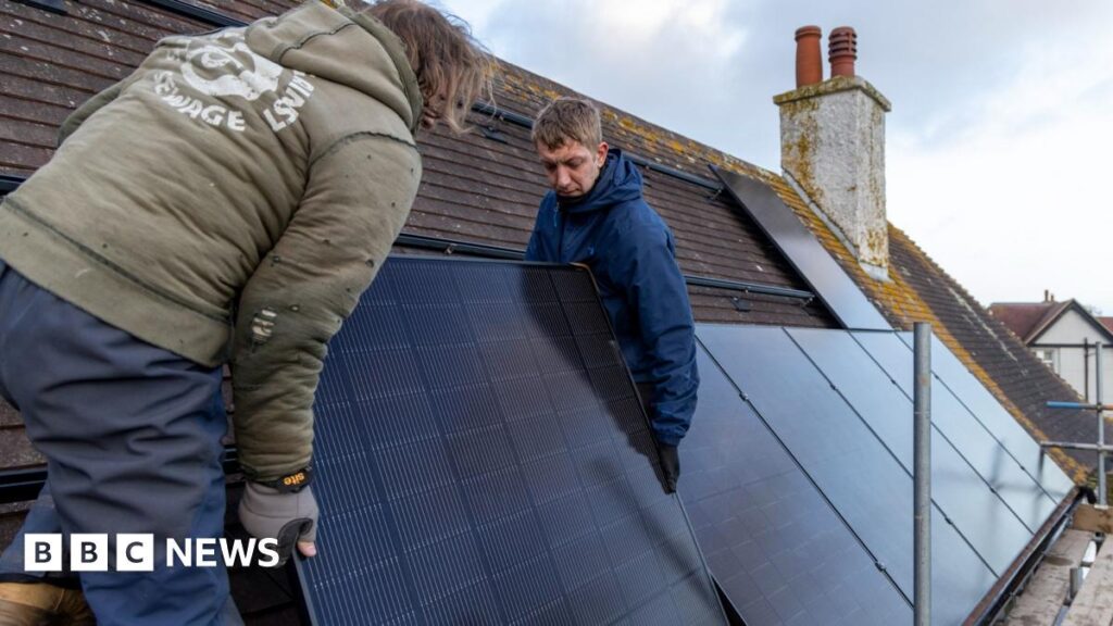 英国の家庭は光熱費削減のため太陽光発電とグリーン技術に150億ポンドを受け取る