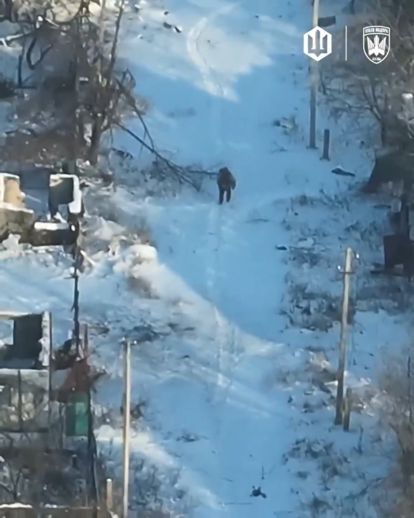 2026年1月、公園のベンチで休憩していたロシア兵士がマディヤル鳥のドローンで頭に直撃される。