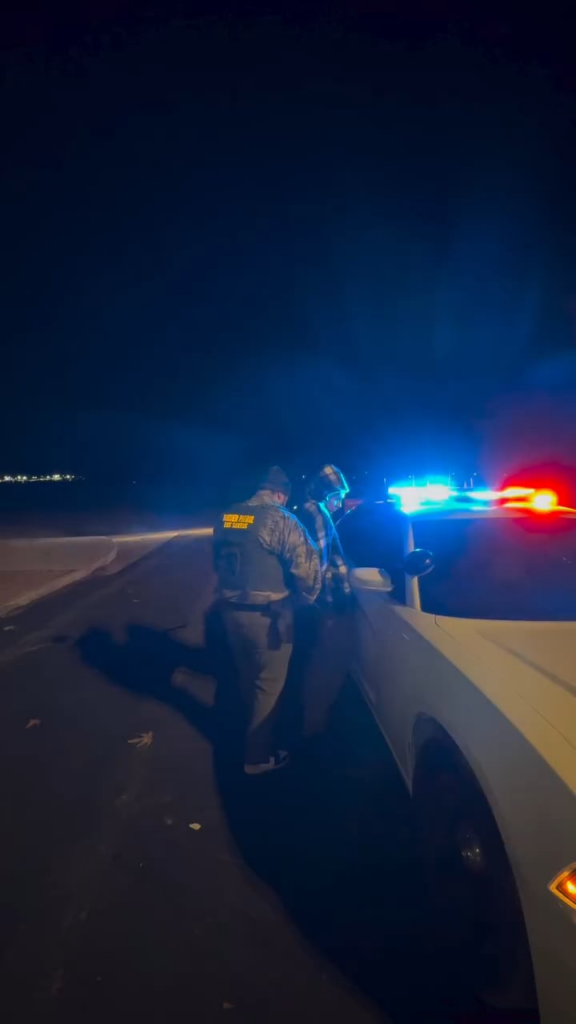 より多くのICEエージェント（突撃隊）に自分の薬を感じてもらいましょう