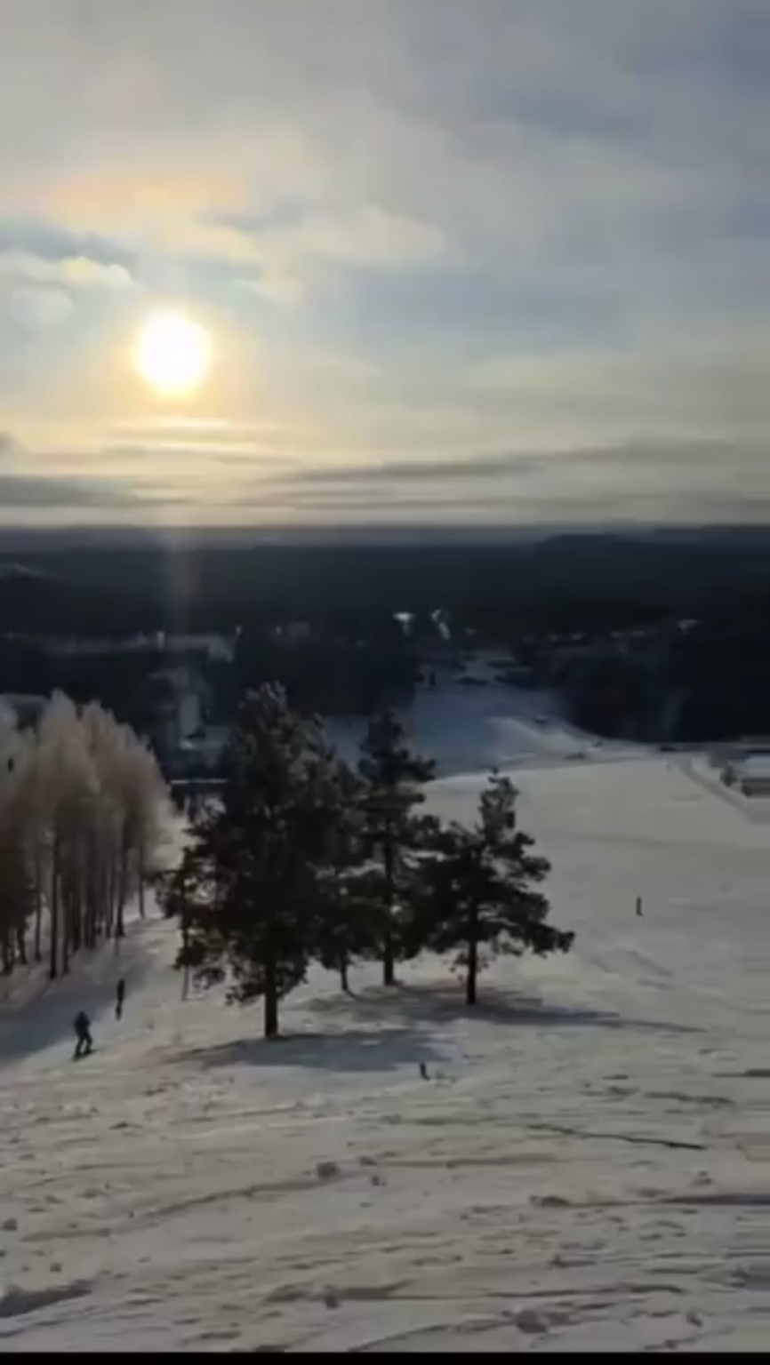 ロシアのペルミ地方で、このロシアのヘリコプターがスキーリフトのケーブルに衝突し、墜落した。ロシアのチャンネルによると、ガスプロムとロスネフチにサービスを提供するタットトランスコム輸送会社のオーナー、イリヤス・ギマドゥトディノフ氏が乗っていたという。