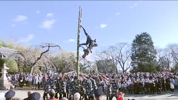 高いはしごの上で技を披露！新春恒例“はしご乗り”奉納＜福島県南相馬市＞