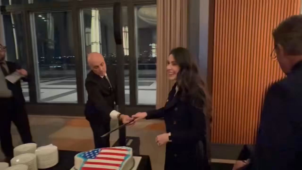 米国議会議員らはシミオン氏とともに、星条旗が描かれたグリーンランドの形をしたケーキをカットした。