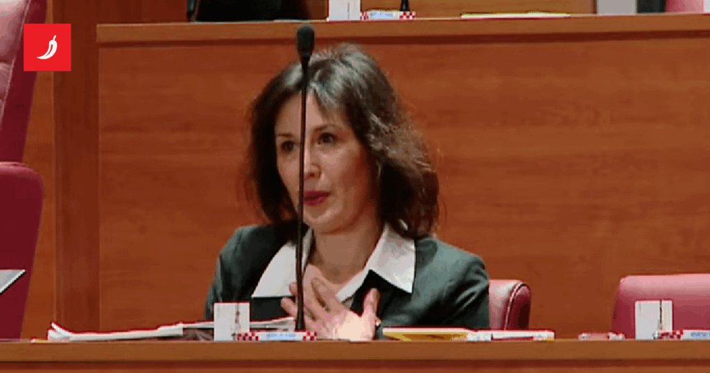 ビデオ ダリヤ・オレシュコヴィッチは議会で電気にショックを受けた