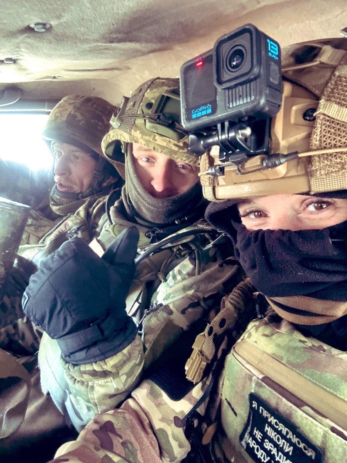 ドネツク州のウクライナ軍第93独立機械化旅団ホロドニ・ヤル所属の特殊ライフル「アルカトラズ」大隊のカナダ人衛生兵と2人のウクライナ人兵士。