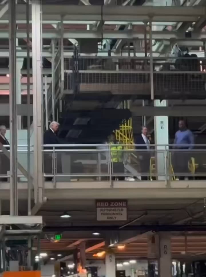 和平推進派の「トランプ」大統領が、ディアボーンのフォード工場で労働者に自己紹介しているところ、労働者は彼を「小児性愛者の擁護者」と罵声を浴びせた